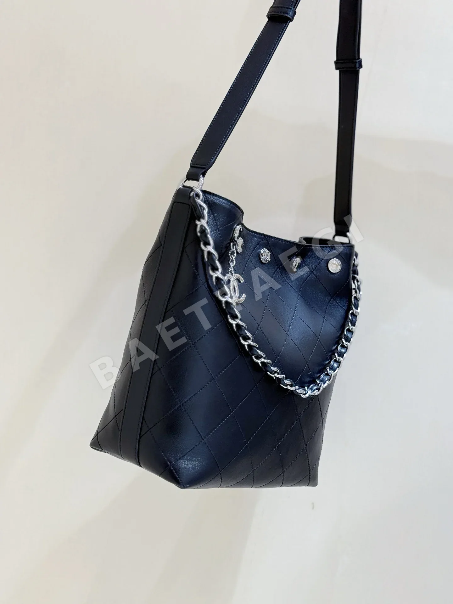 샤넬 스터드 버킷백 AS5406 상세 이미지 3