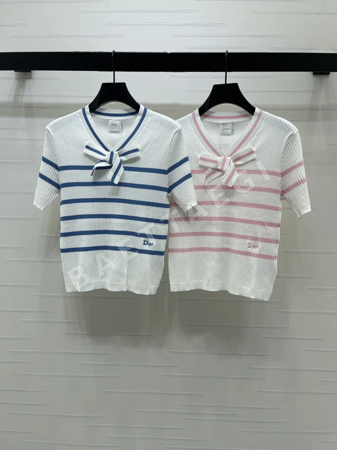 디올 V넥 스트라이프 립 반팔 니트 탑 131639