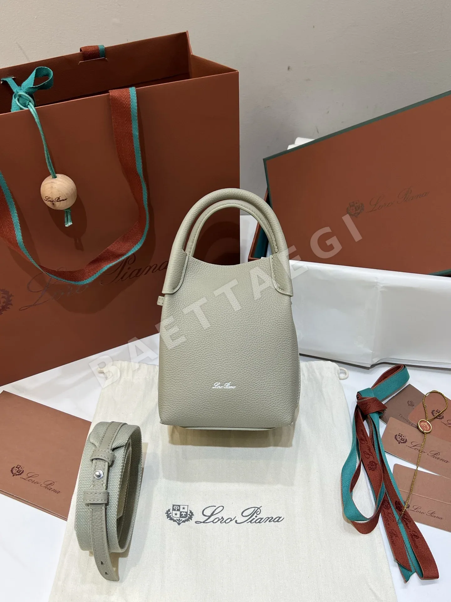 로로피아나 드라이 타라고 그린 송아지가죽 버킷백 191240