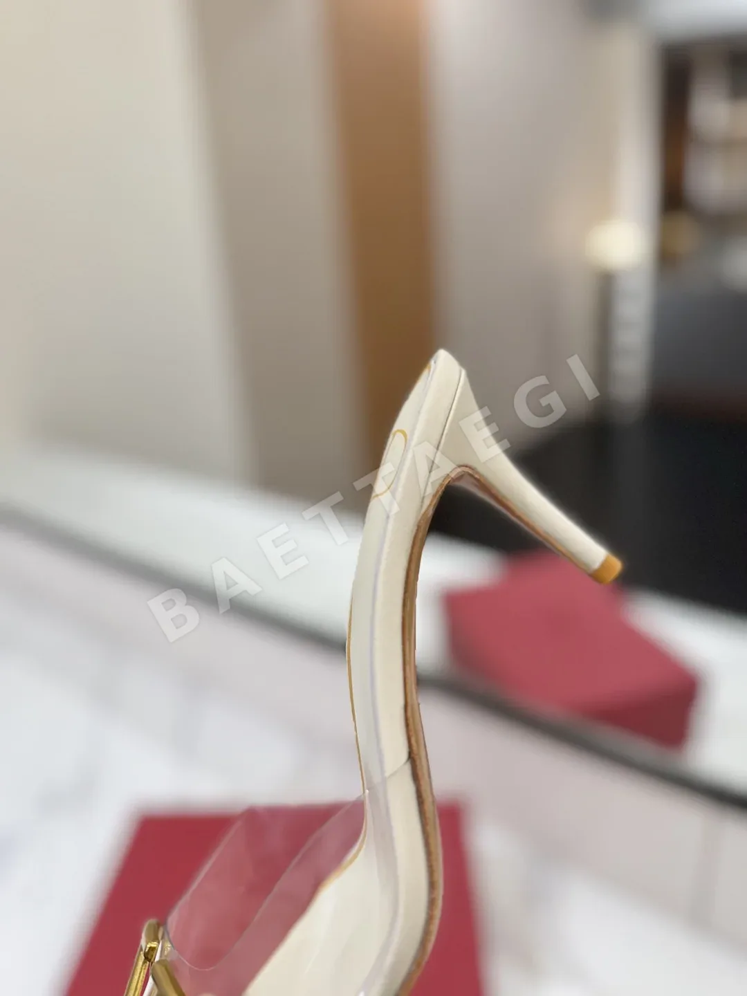 발렌티노 투명 V 버클 레이스업 하이힐 샌들 상세 이미지 7