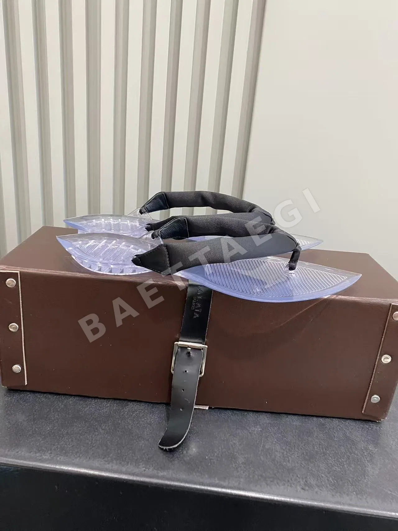 알라이아 크리스탈 투명 플립플롭 121346