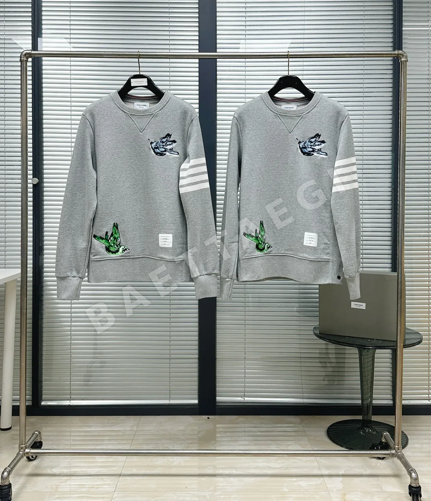 톰브라운 남성 그레이 4바 스트라이프 자수 새 크루넥 후디 긴팔 126270