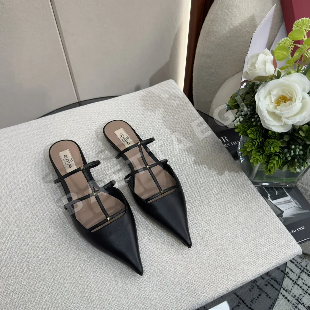 발렌티노 락스터드 위스피 카프스킨 마이크로힐 뮬 94132