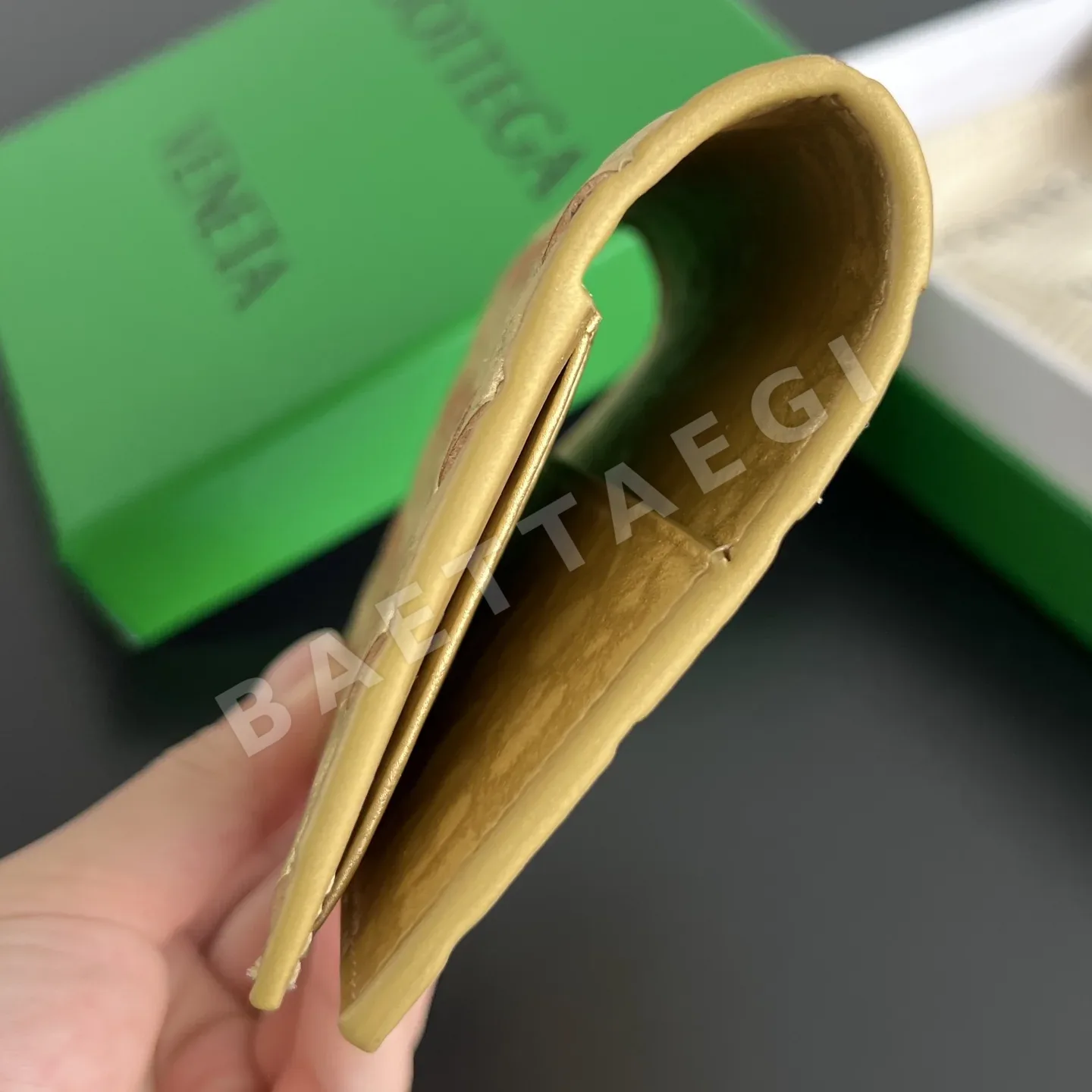 보테가베네타 골드 직조 가죽 여권지갑 가방 상세 이미지 3