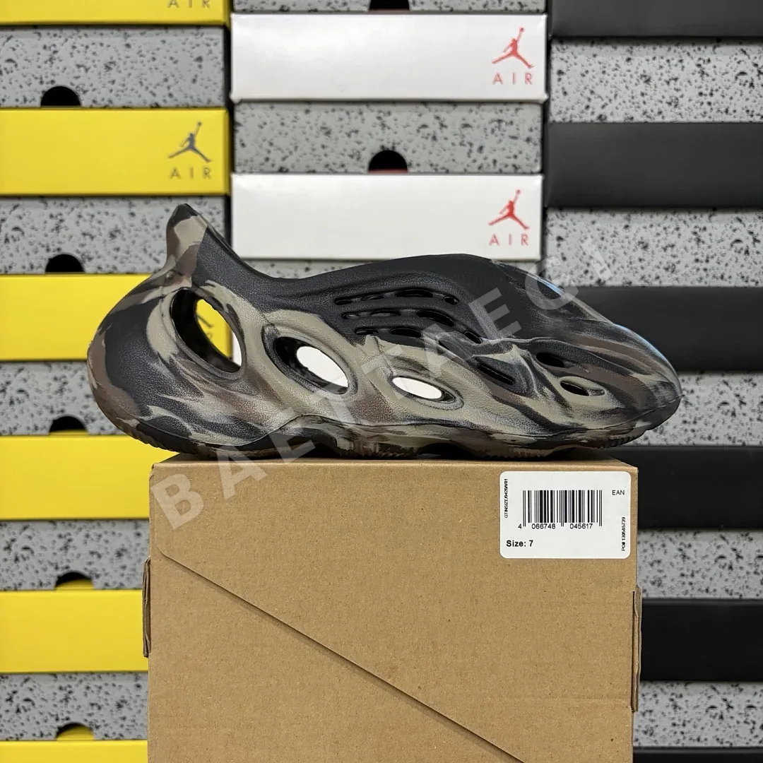 아디다스 [LW] 이지 폼 RNR MX ID4126 200647 Adidas Yeezy Foam RNR MX Cinder
