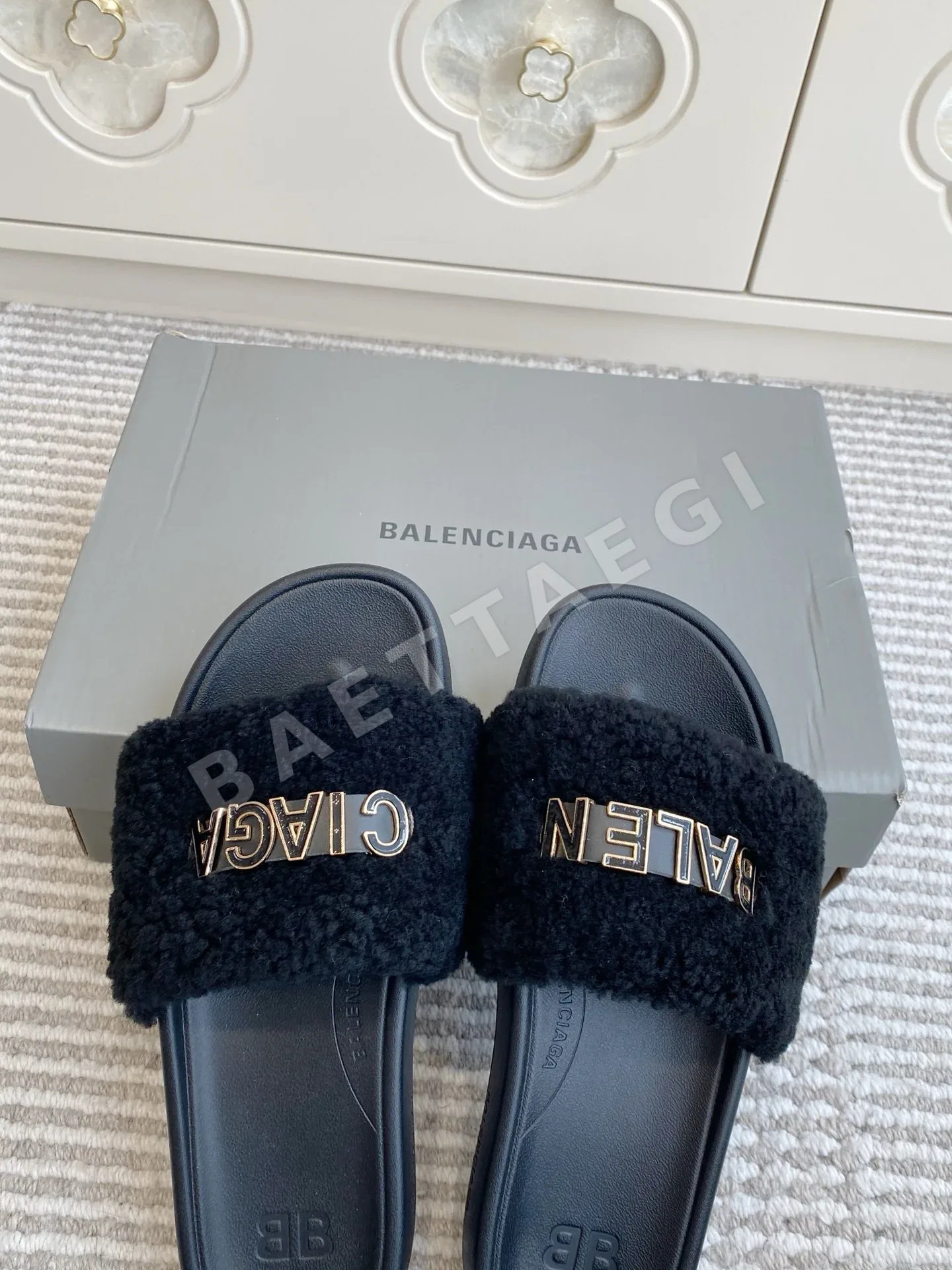발렌시아가 플러시 레터링 샌들 상세 이미지 6