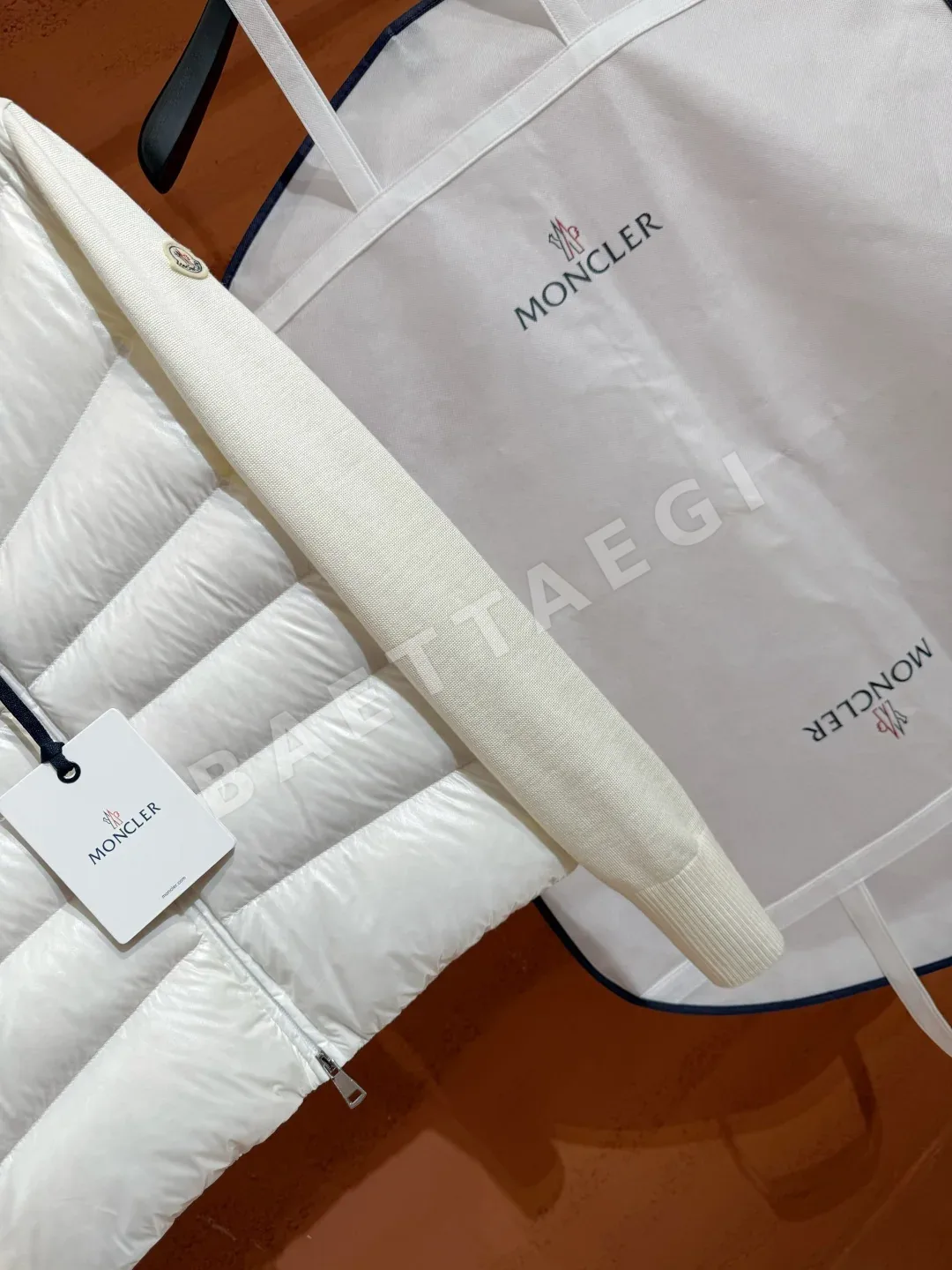 몽클레르 여성 화이트 덕다운 패딩 상세 이미지 5