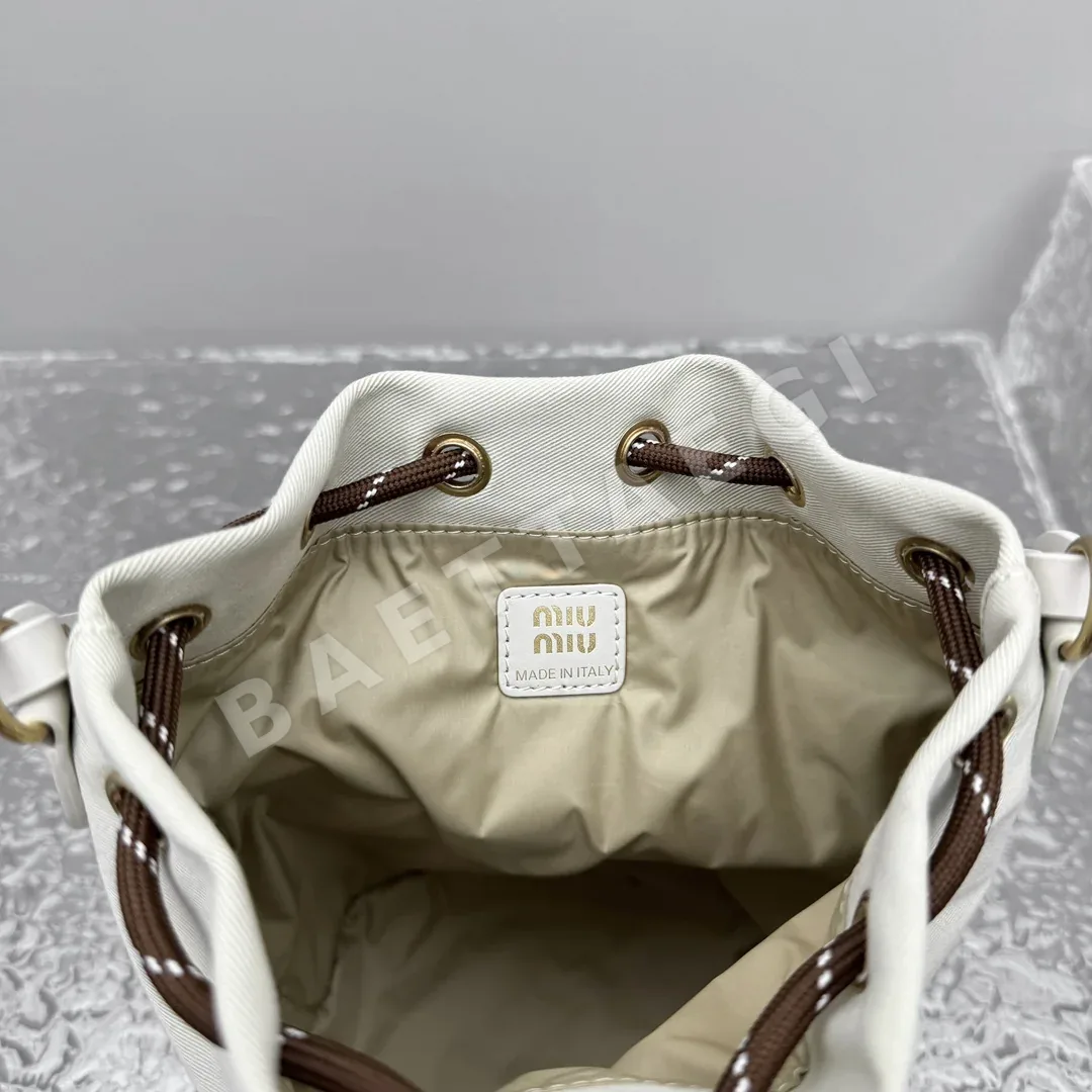 미우미우 투톤 고무 밴드 가죽 버킷백 상세 이미지 9