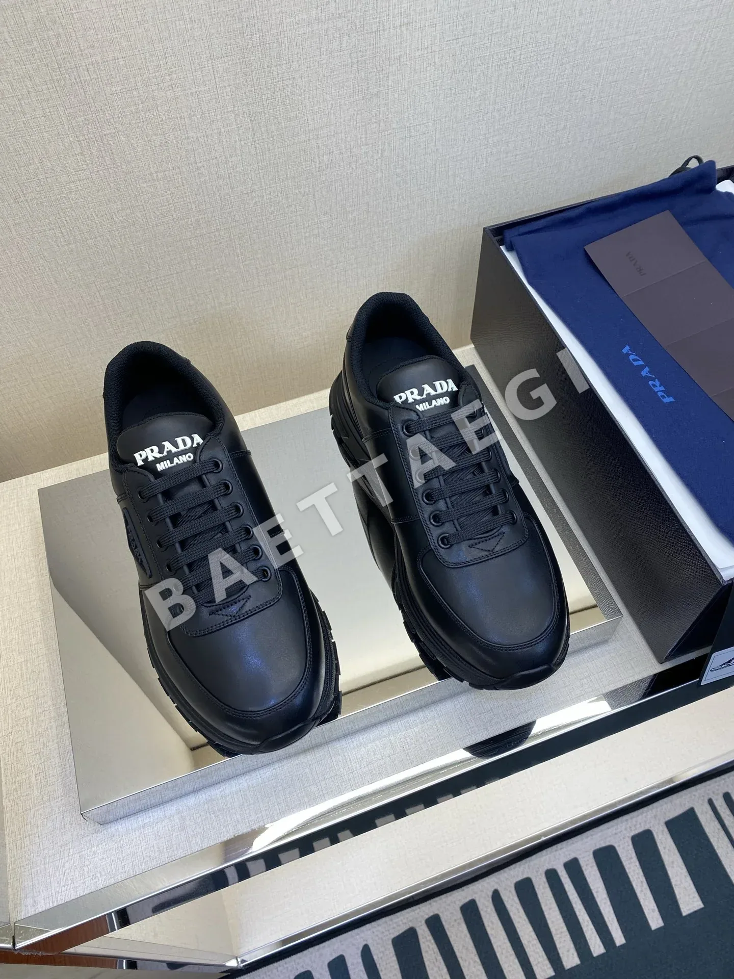 프라다 스니커즈 남성 나일론 레터링 에폭시 디자인 상세 이미지 1