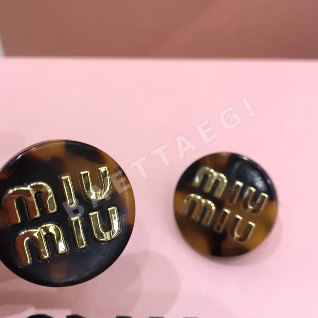 미우미우 아크릴 호피 라운드 스터드 귀걸이 상세 이미지 4