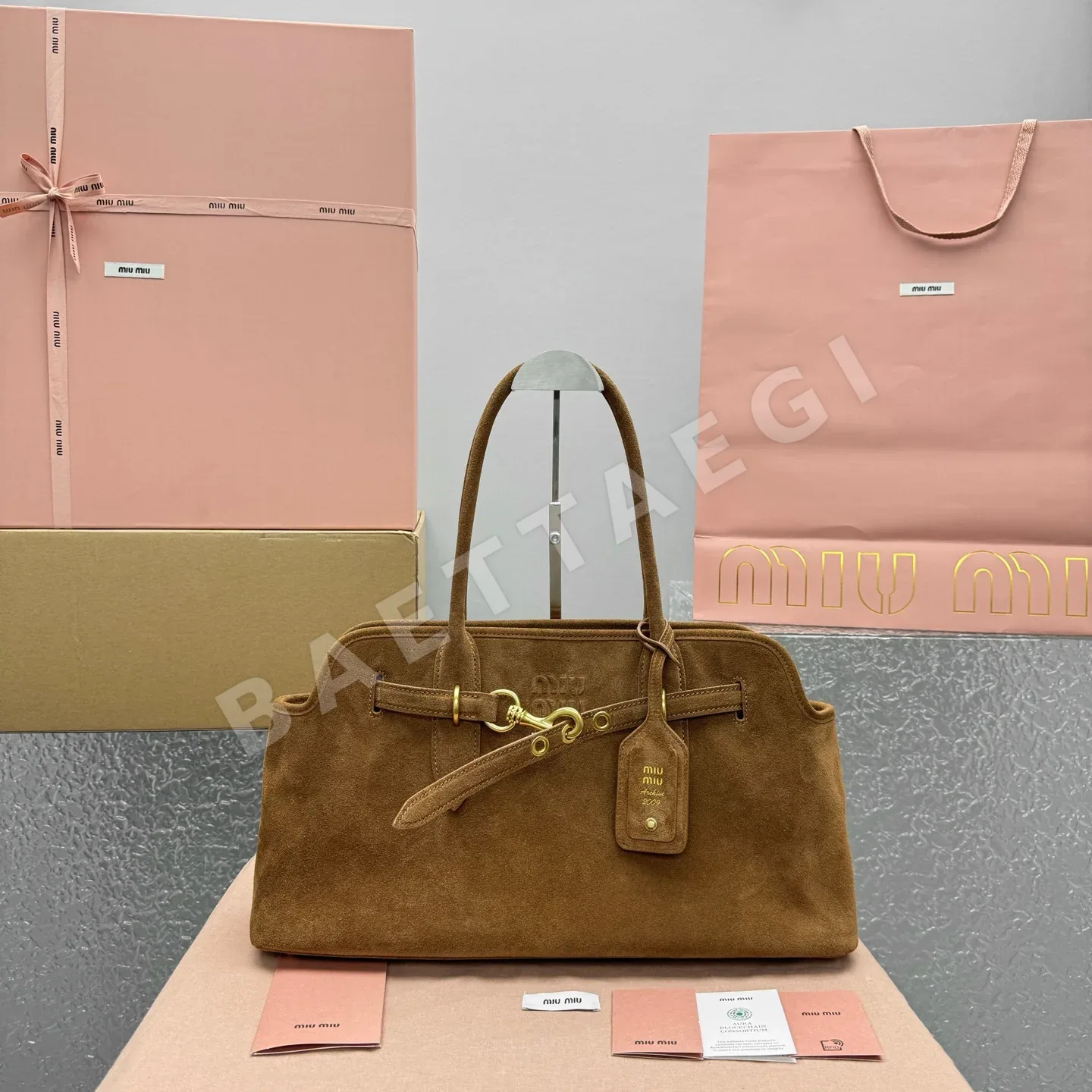 미우미우 프로스티드 카멜 미디 핸드백 상세 이미지 1