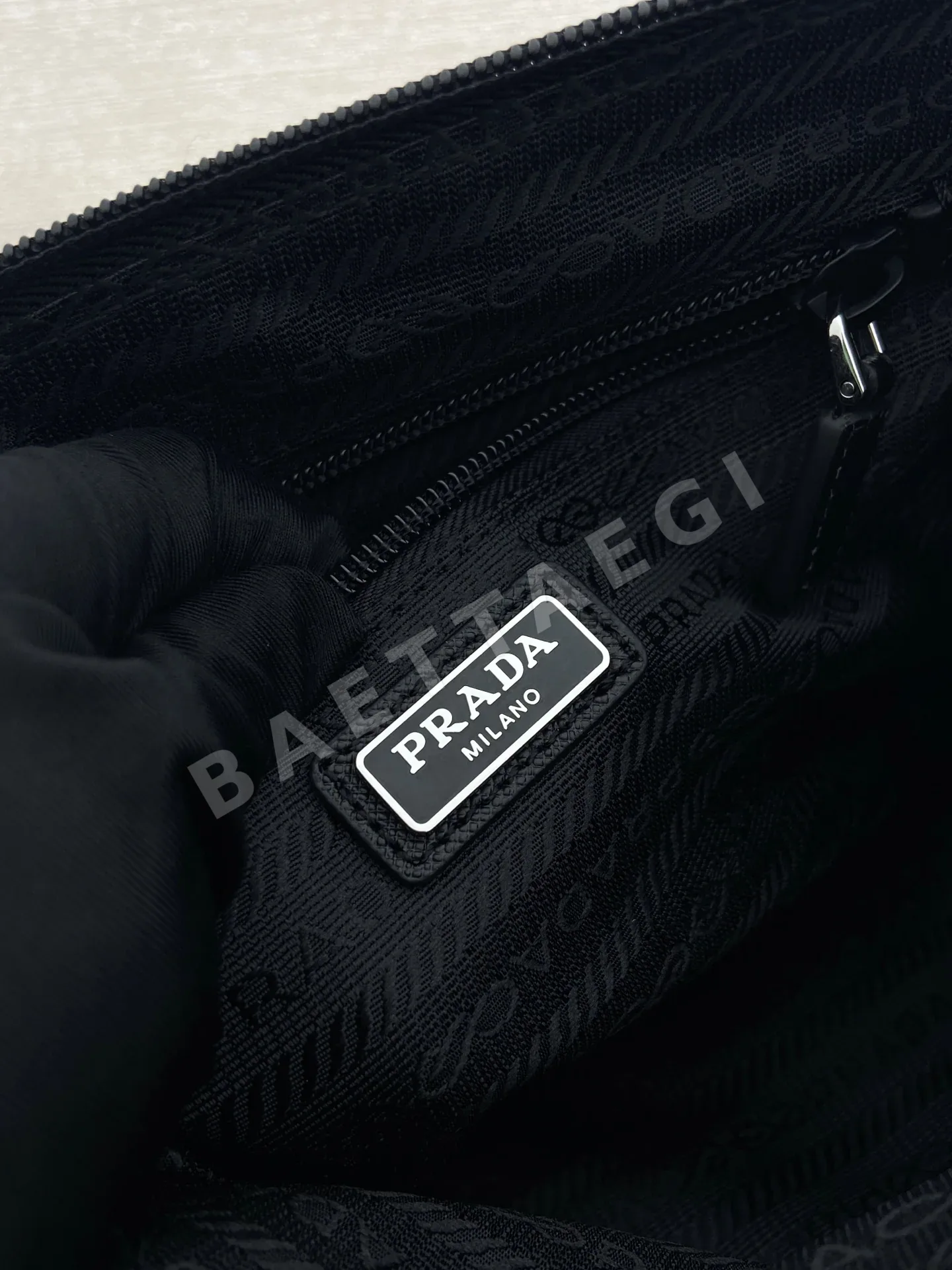 프라다 나일론 소가죽 클러치백 2NE789 상세 이미지 9