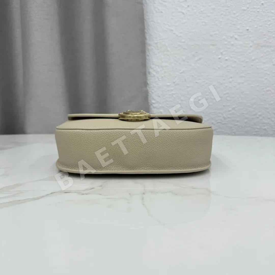 디올 메다이옹 미니 메신저 플랩 가방 상세 이미지 6