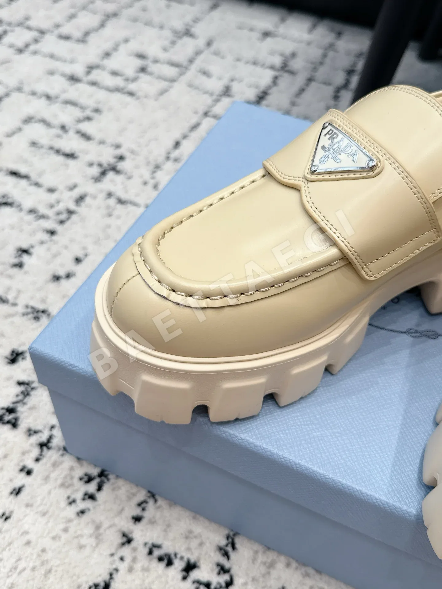프라다 페이턴트 가죽 플래폼 로퍼 상세 이미지 8