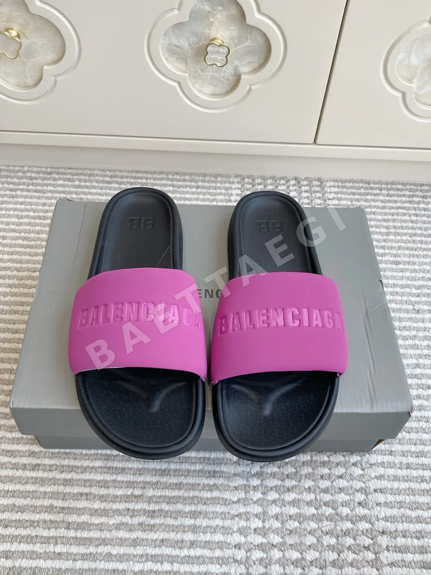 발렌시아가 솔리드 컬러 레터 샌들 42081