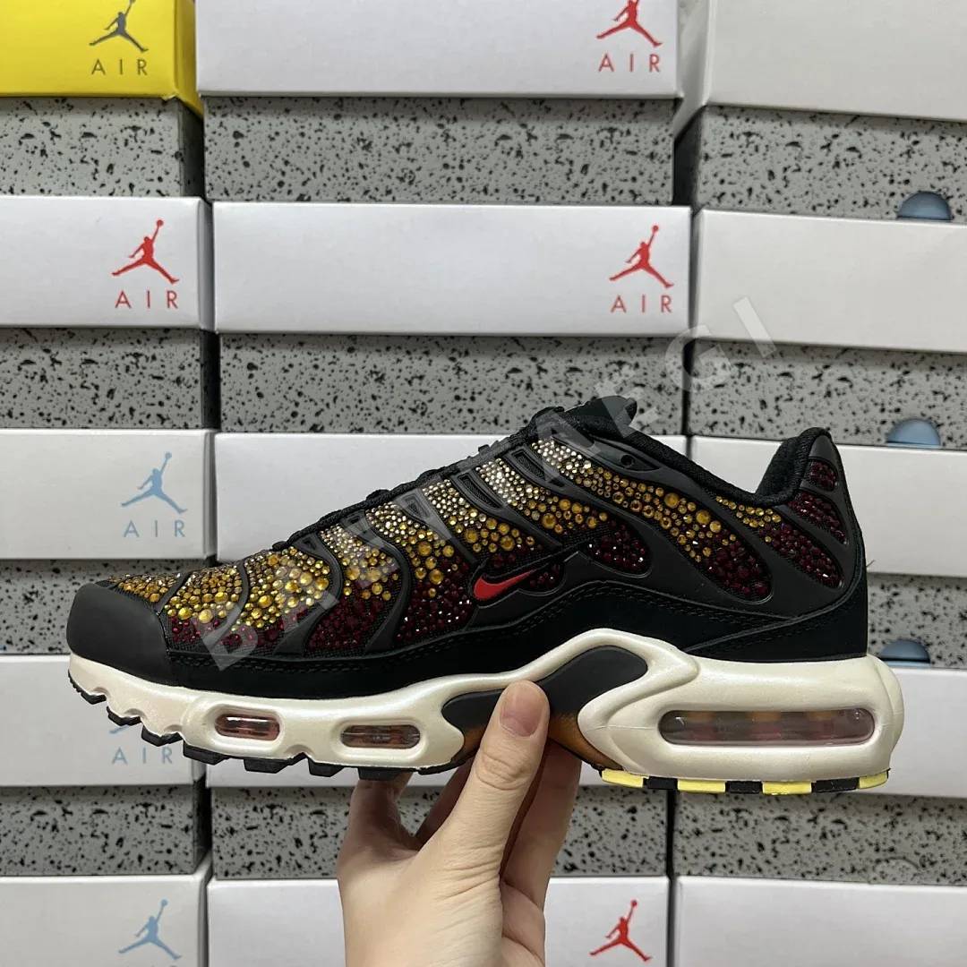 나이키 [DF] 에어 맥스 플러스 블랙 레드 FZ9042-001 201082 Nike Air Max Plus Swarovski Sunset 상세 이미지 4