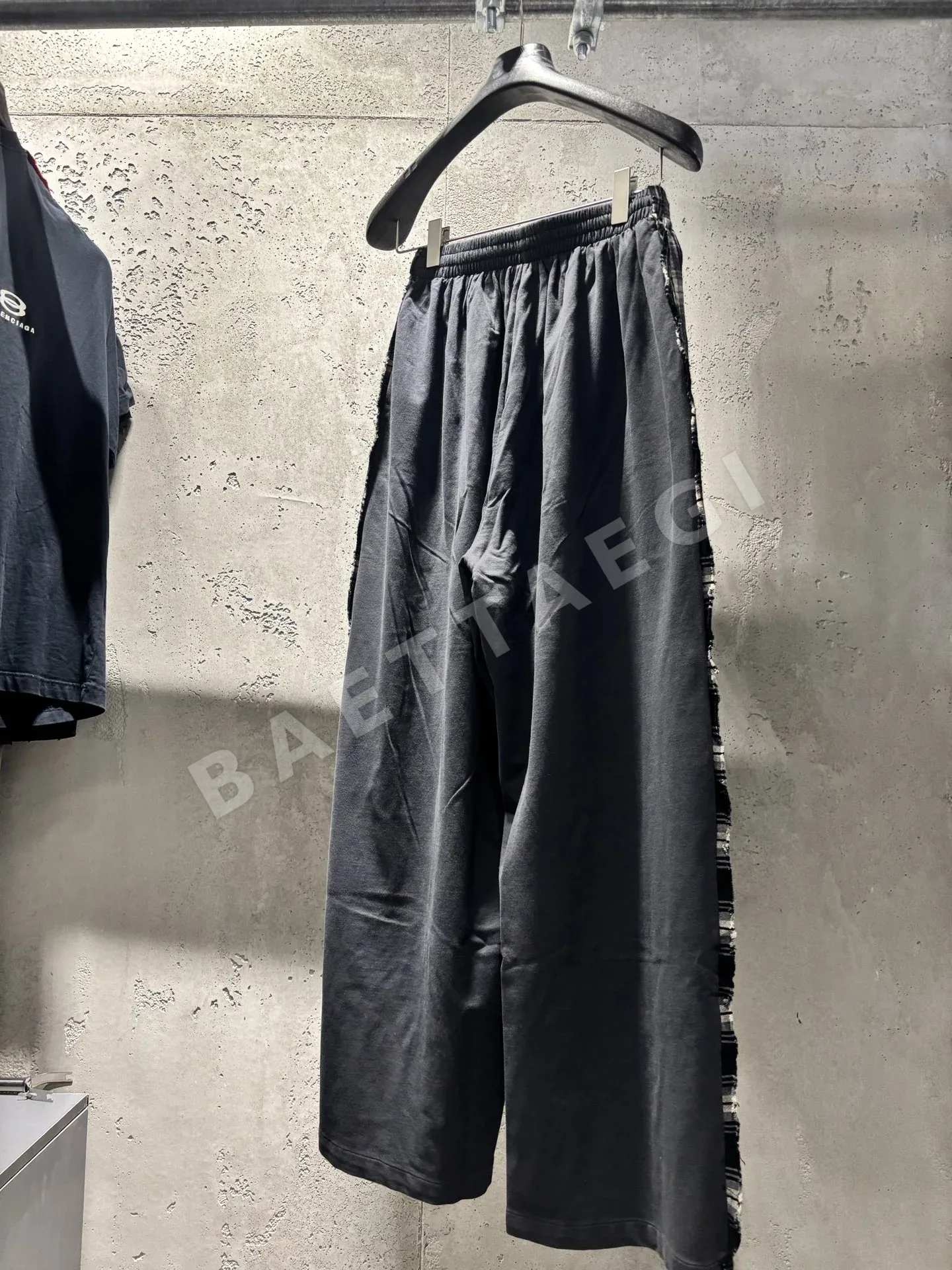 발렌시아가 남성 바지 상세 이미지 2
