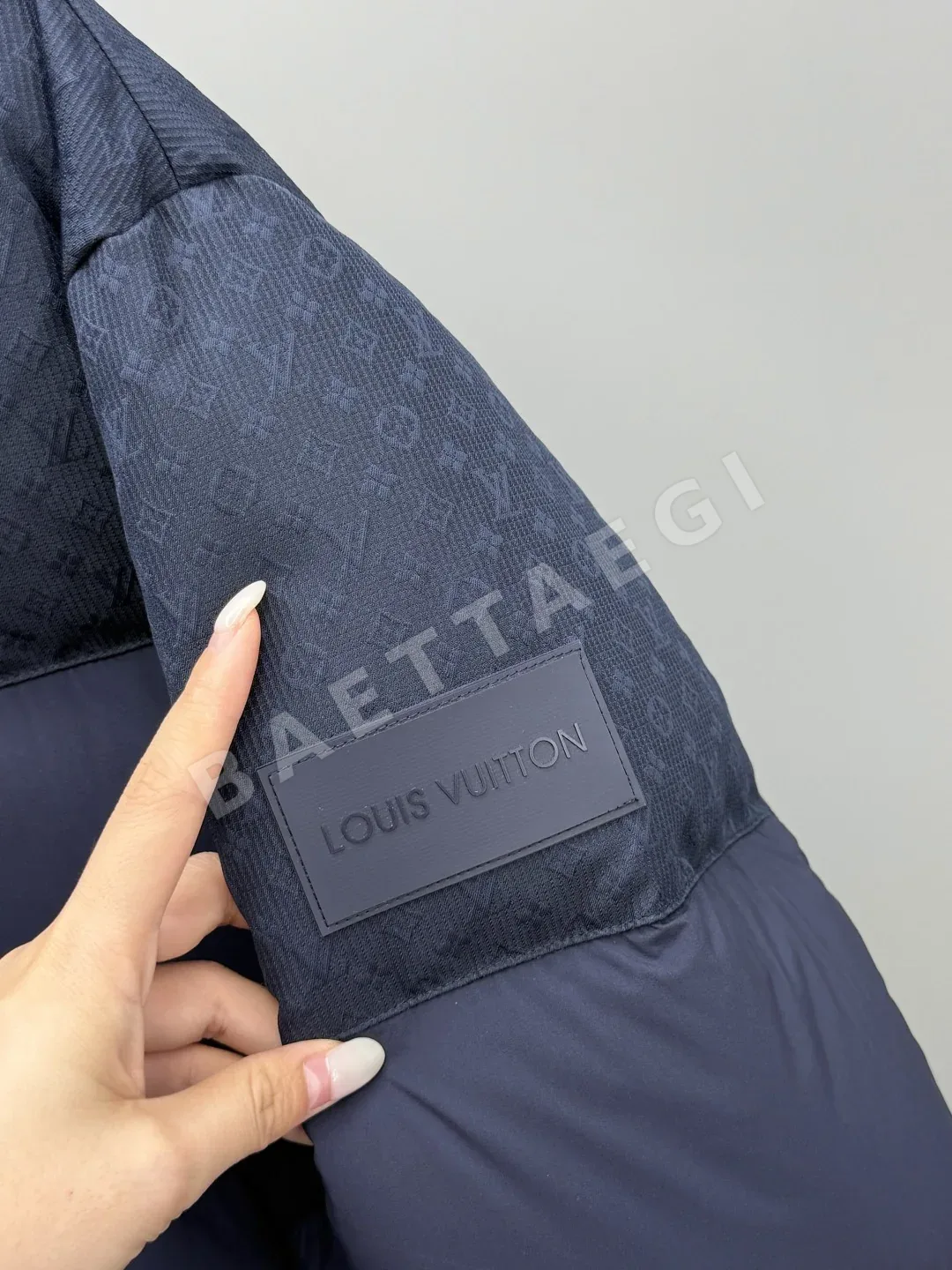 루이비통 후드 모노그램 패턴 다운 패딩 재킷 상세 이미지 5