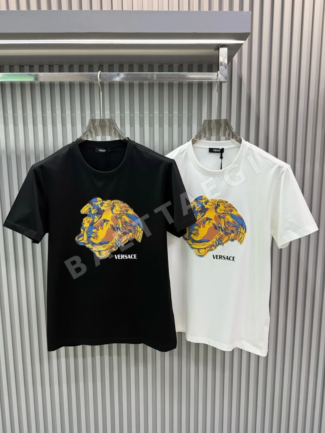 베르사체 메두사 자수 라운드넥 남성 반팔 티셔츠 상세 이미지 2