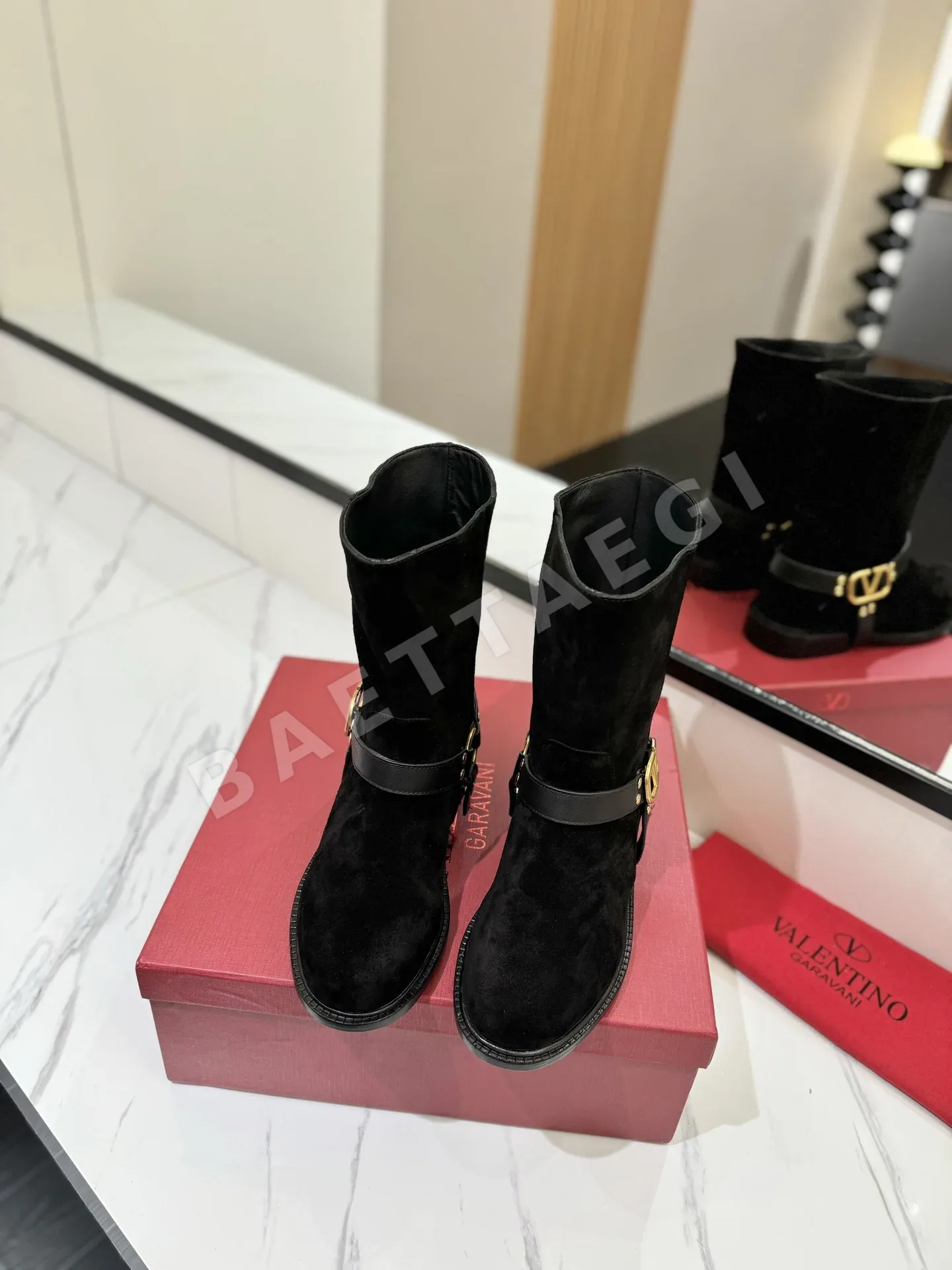 발렌티노 V 버클 미드 카프 라이딩 부츠 상세 이미지 3