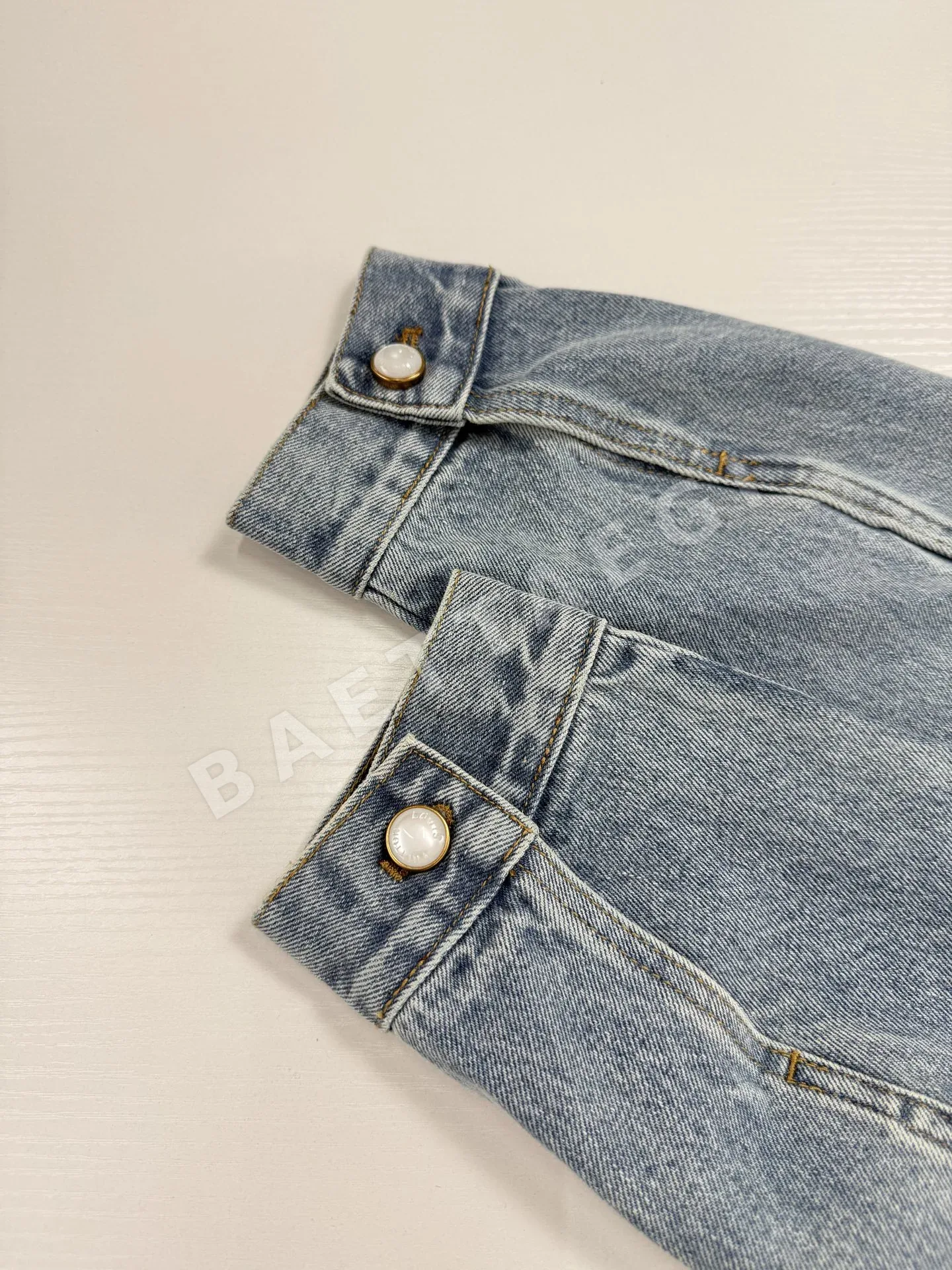 루이비통 금장 로고 패치 데님 자켓 상세 이미지 13