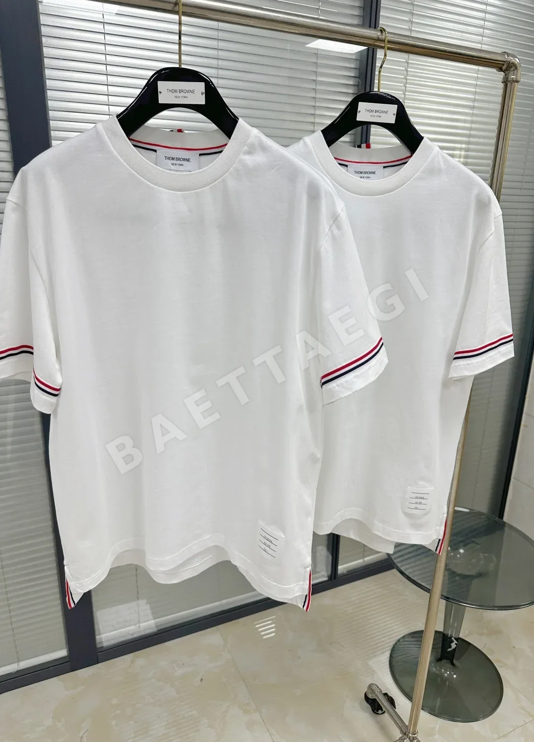 톰브라운 3색 카라 스트라이프 반팔 티셔츠 상세 이미지 4