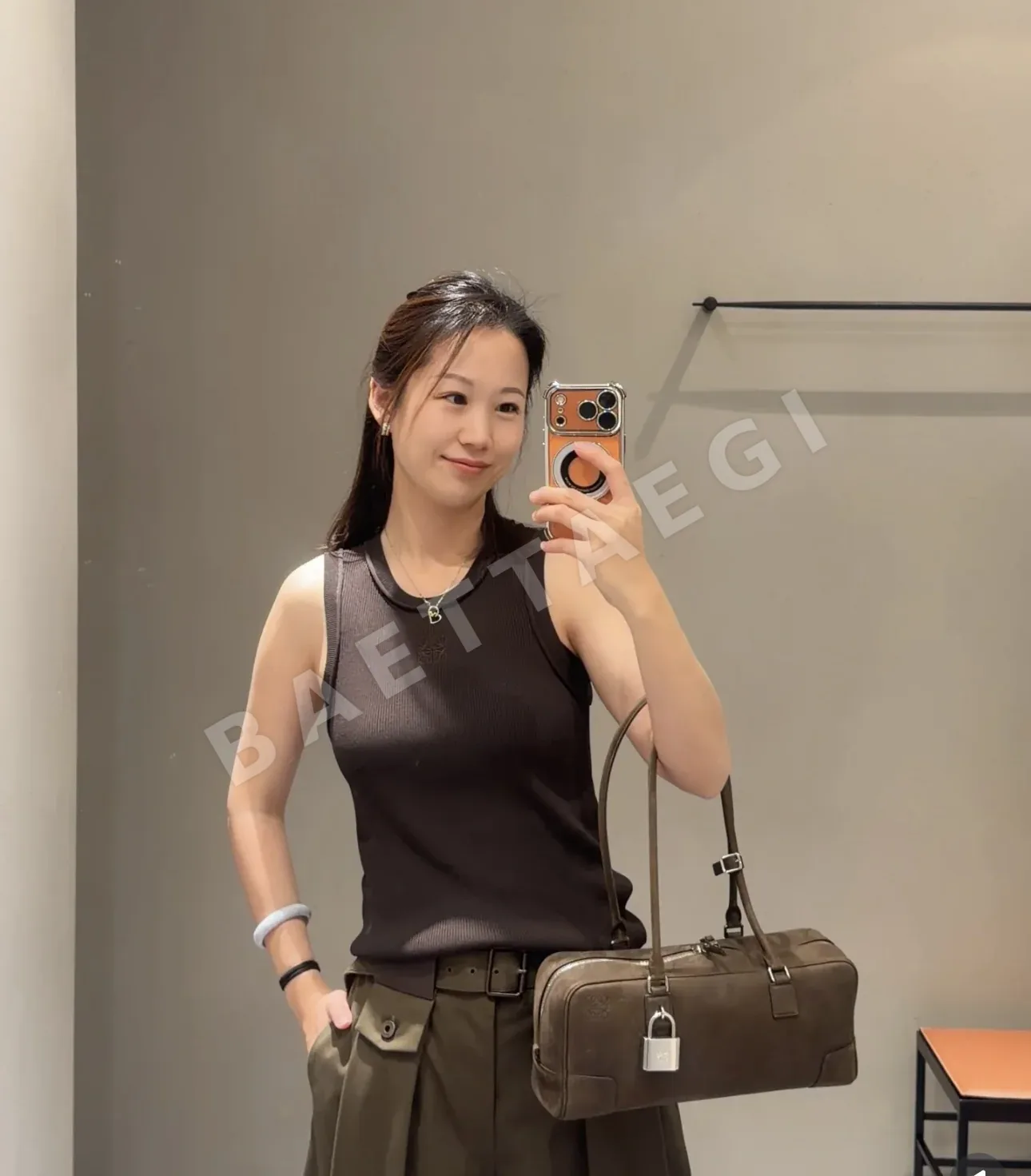 로에베 클래식 로고 자수 여성 반팔 티셔츠 상세 이미지 6