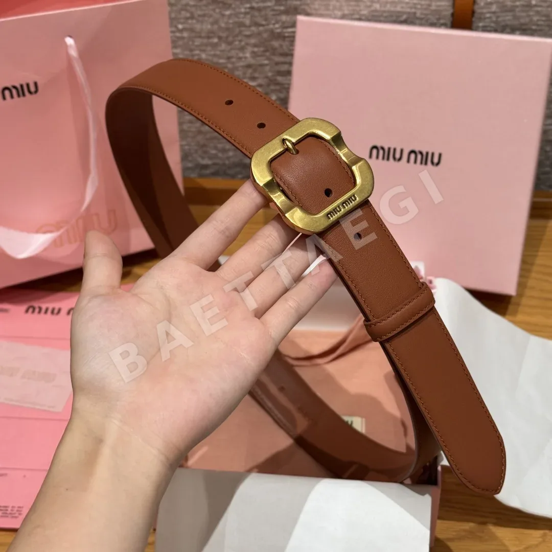 미우미우 각인 메탈 로고 송아지가죽 벨트 상세 이미지 5