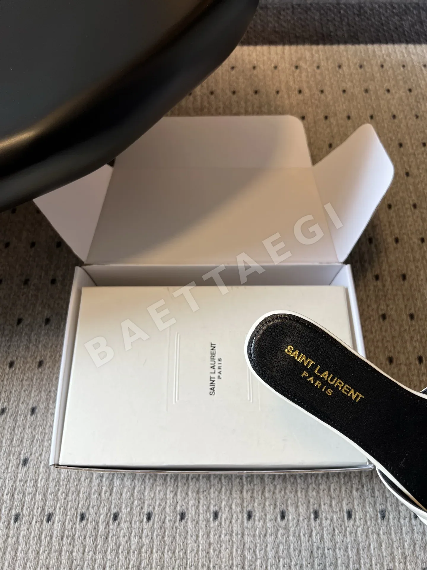 생로랑 플리츠 YSL 버클 플랫 샌들 상세 이미지 8
