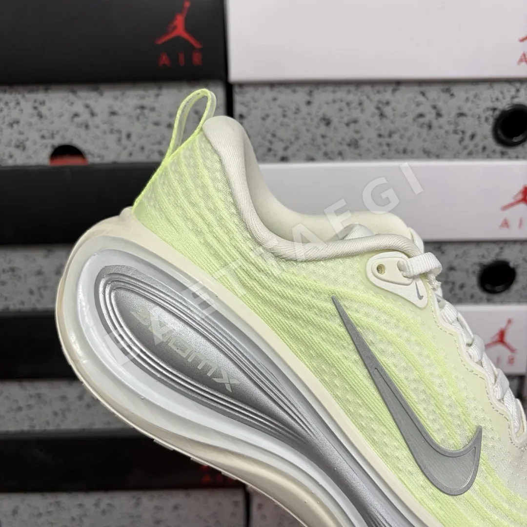 나이키 [GT] 보메로 플러스 HV8154-103 201152 Nike Vomero Plus Barely Volt 상세 이미지 2