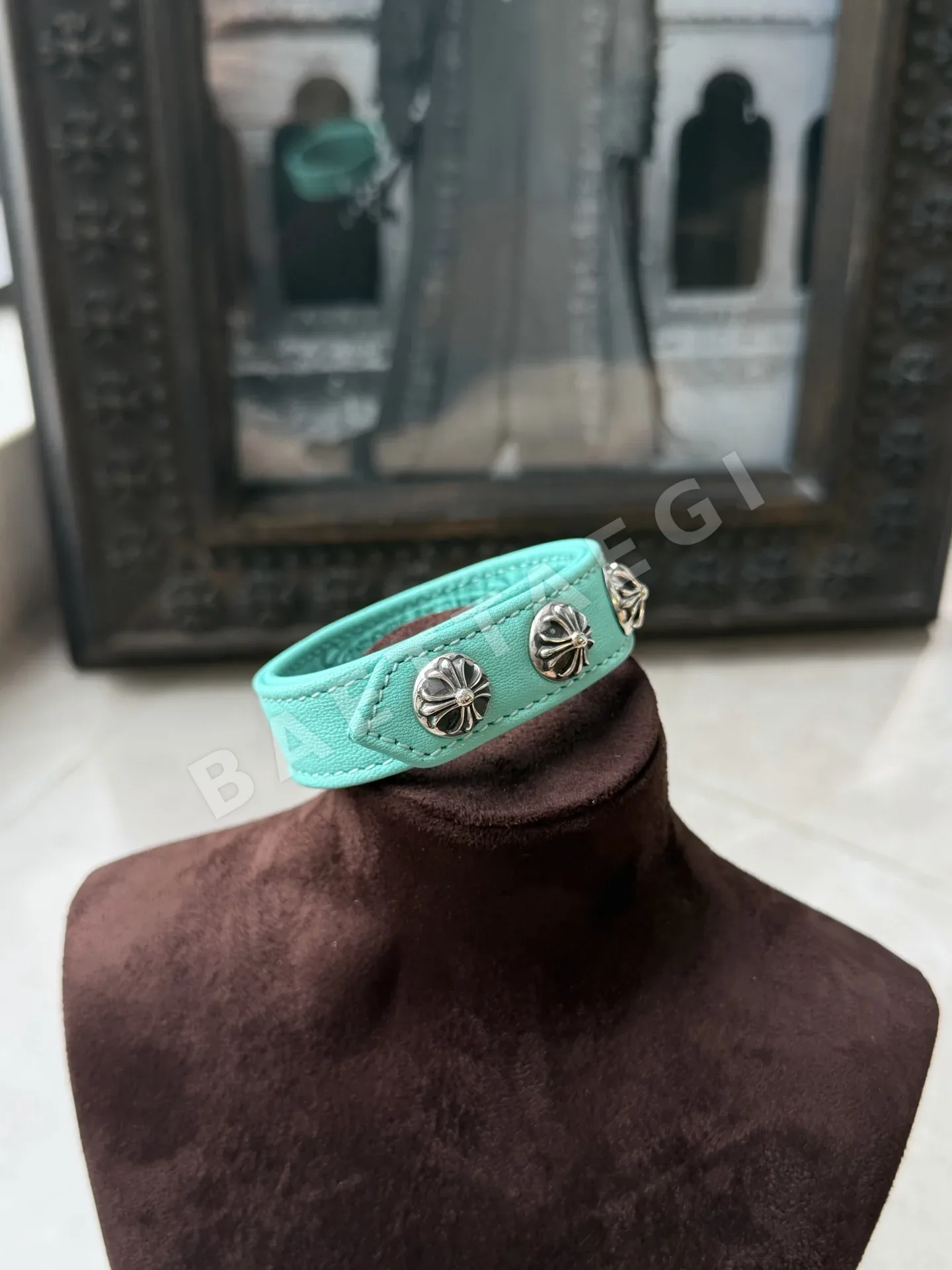 크롬하츠 크로스 플라워 가죽 팔찌 상세 이미지 2