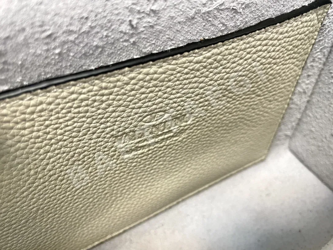 발렌티노 금장 스터드 화이트 메시 크로스백 상세 이미지 2