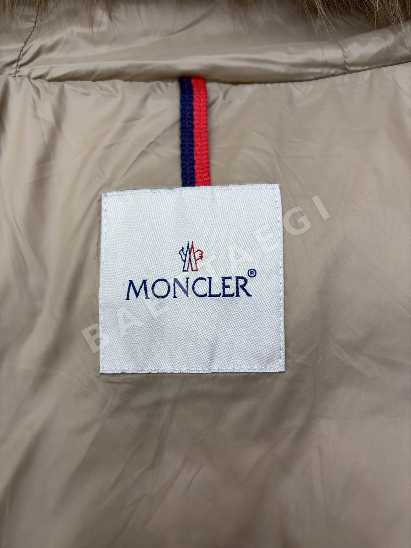 몽클레르 여성 슬림핏 후드 다운 패딩 상세 이미지 8