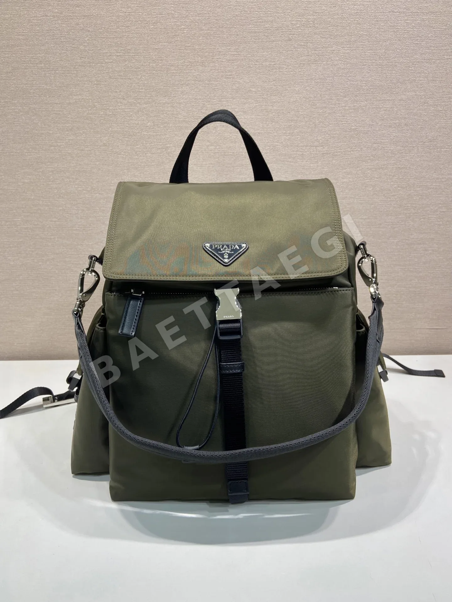 프라다 Explore 멀티포켓 백팩 2VZ118