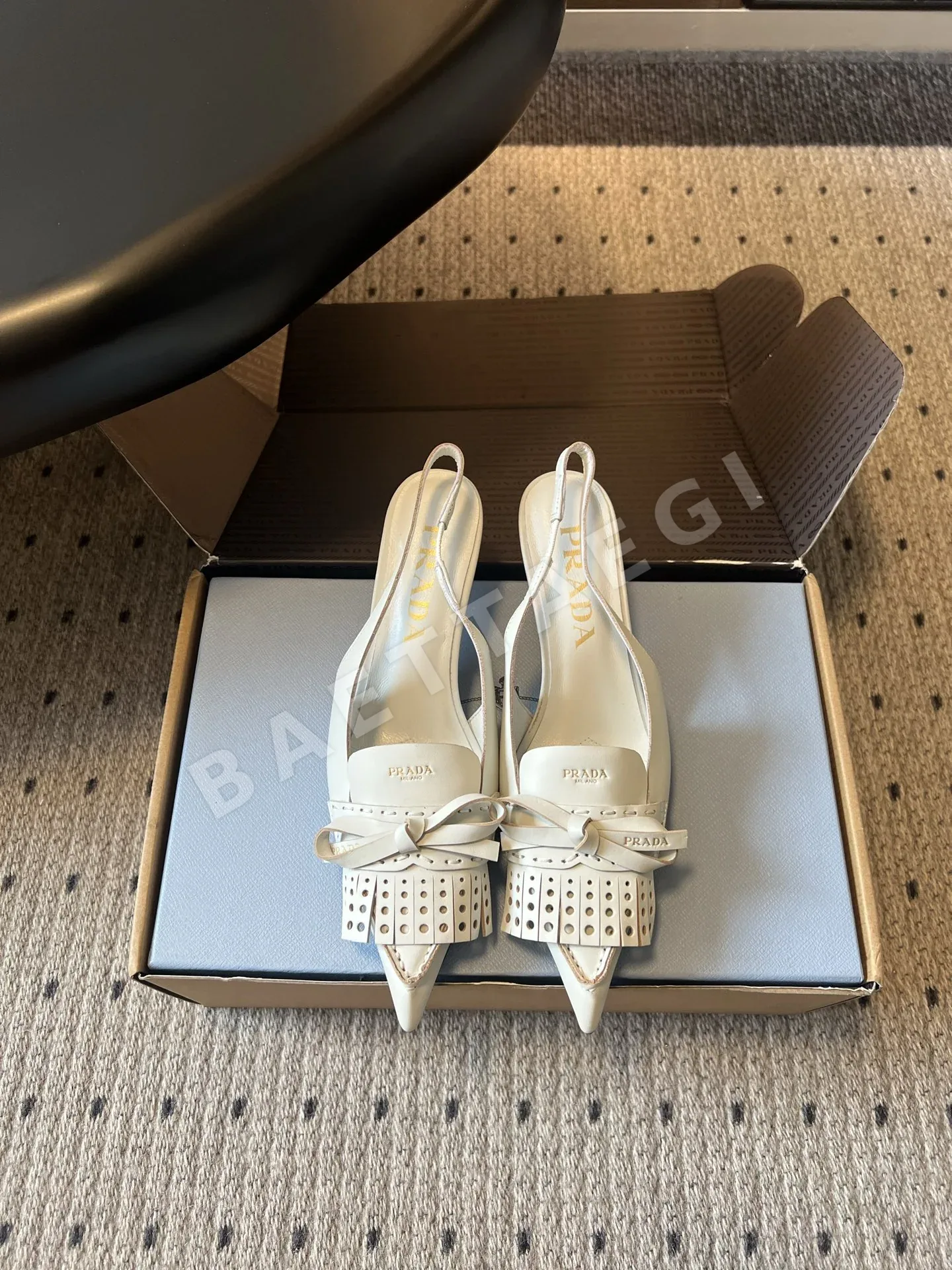 프라다 태슬 리본 포인티드 토 오픈 백 하이힐 112895