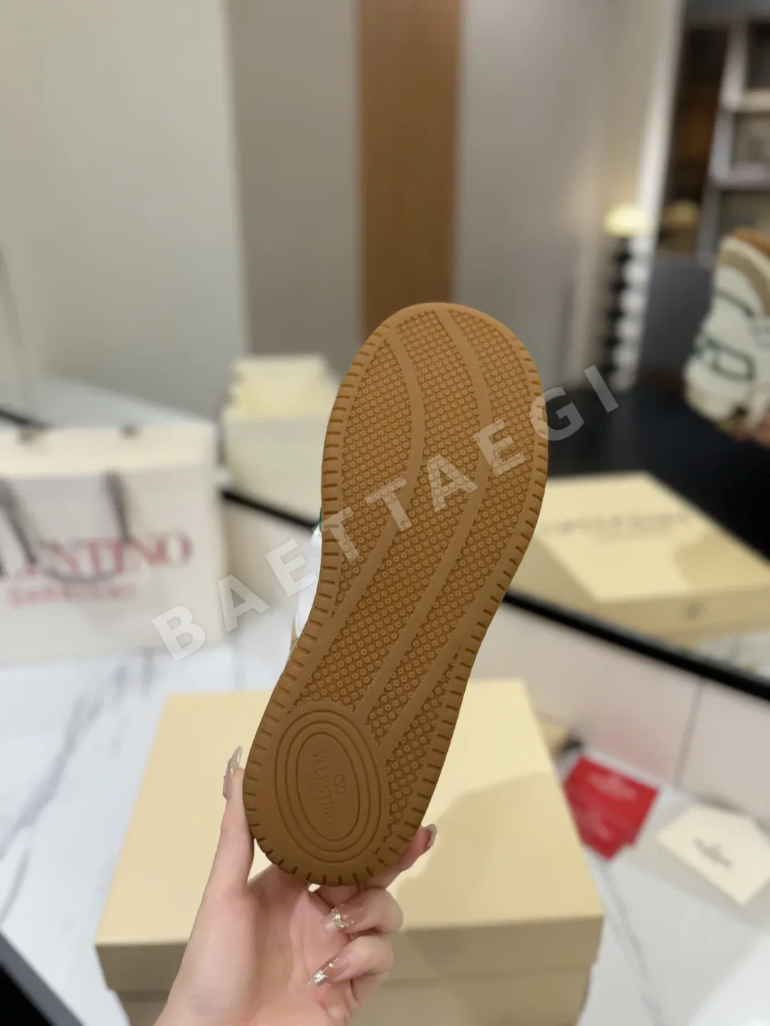 발렌티노 천공 가죽 캐주얼 운동화 상세 이미지 9