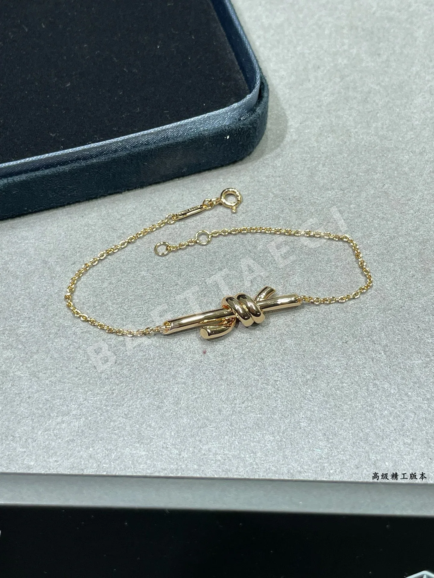 티파니 T 노트 골드 팔찌 상세 이미지 6