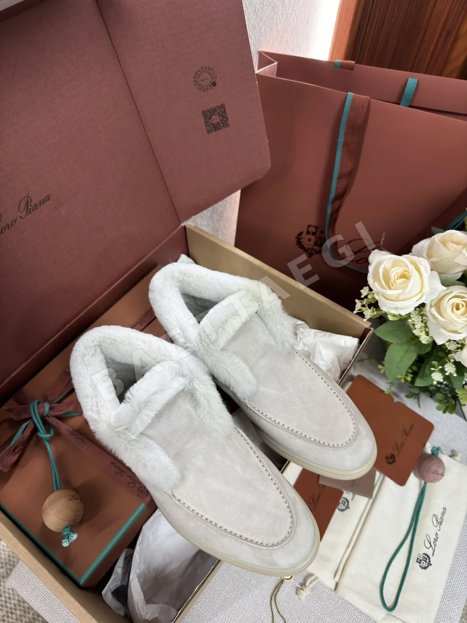 로로피아나 서머워크 코요테 퍼 하이컷 신발 93778
