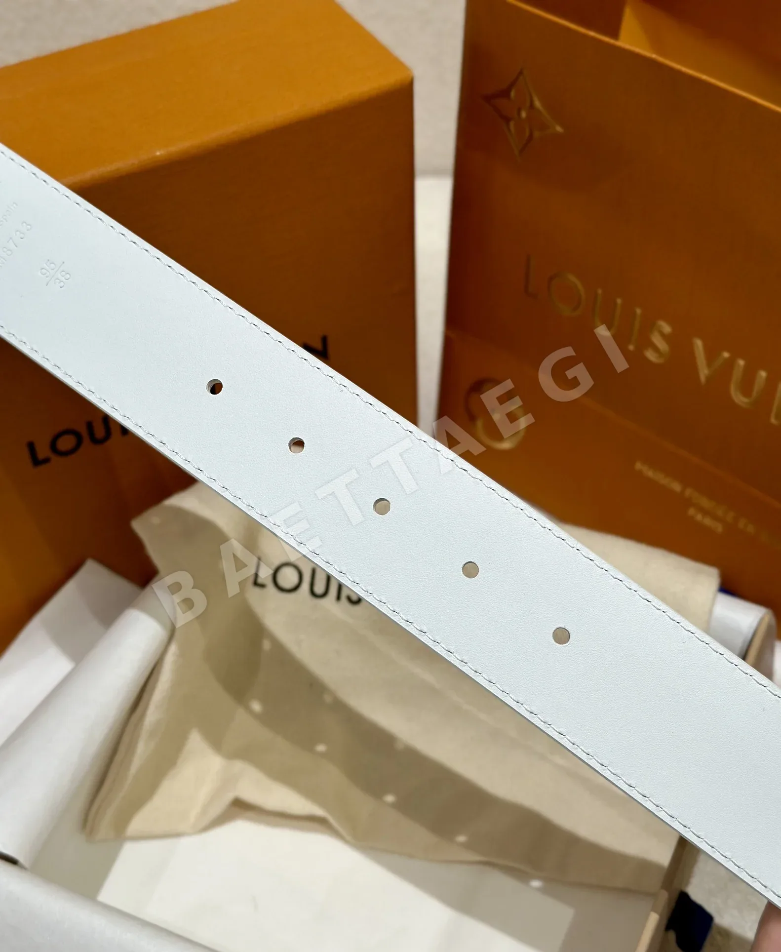 루이비통 LV 이니셜 리버시블 가죽 벨트 상세 이미지 8