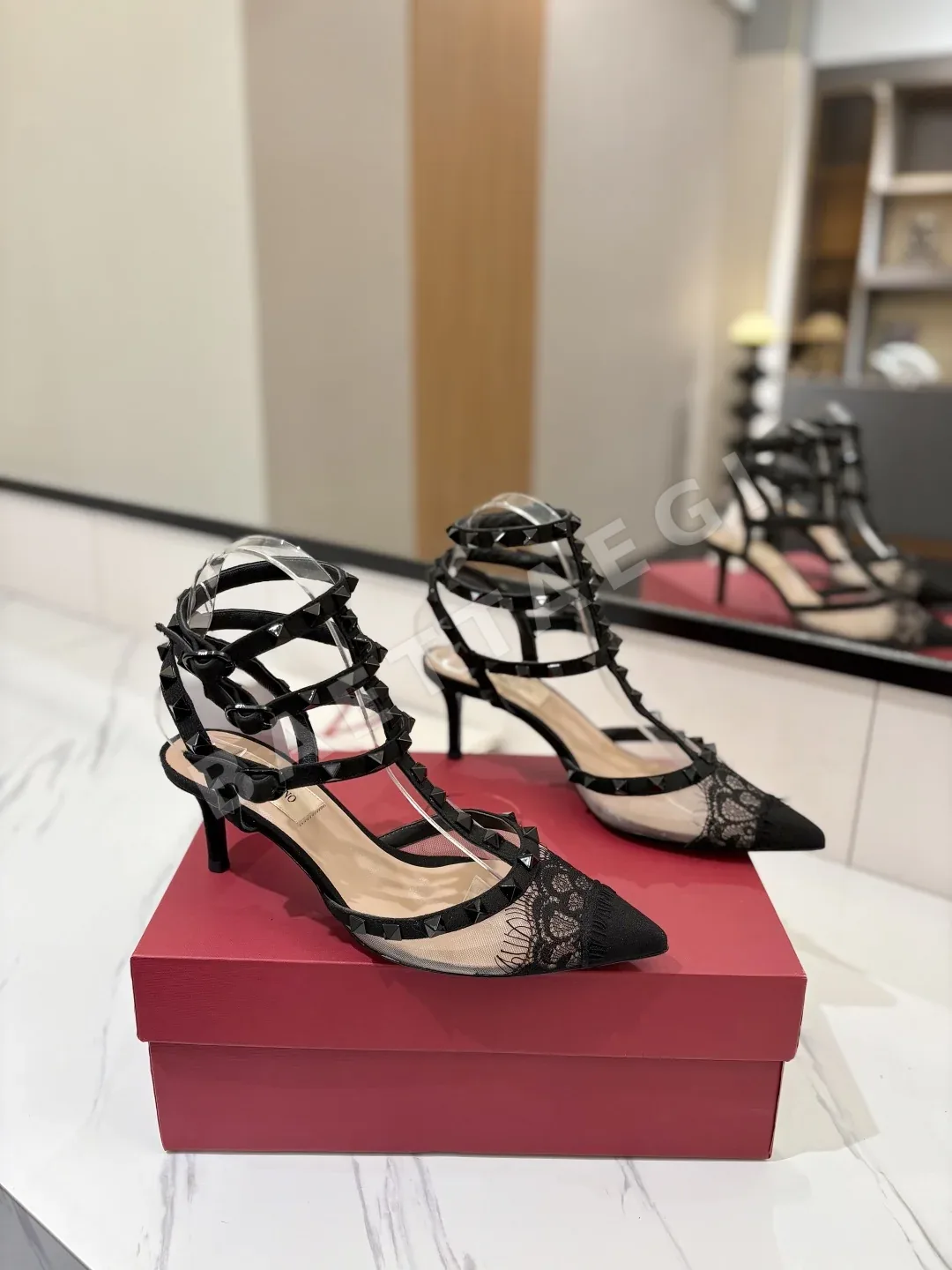 발렌티노 스터드 장식 뾰족코 샌들 24704