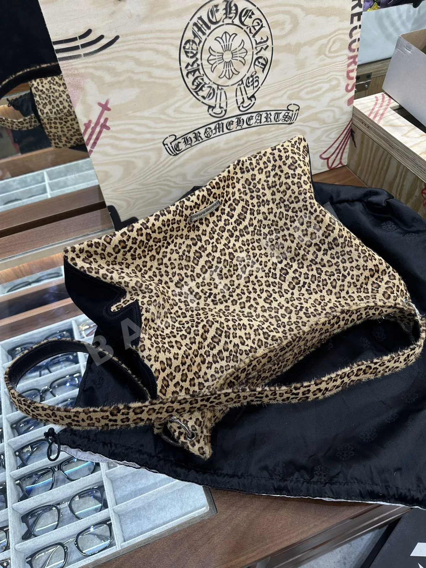 크롬하츠 블랙 레오파드 크로스바디 가방 상세 이미지 2