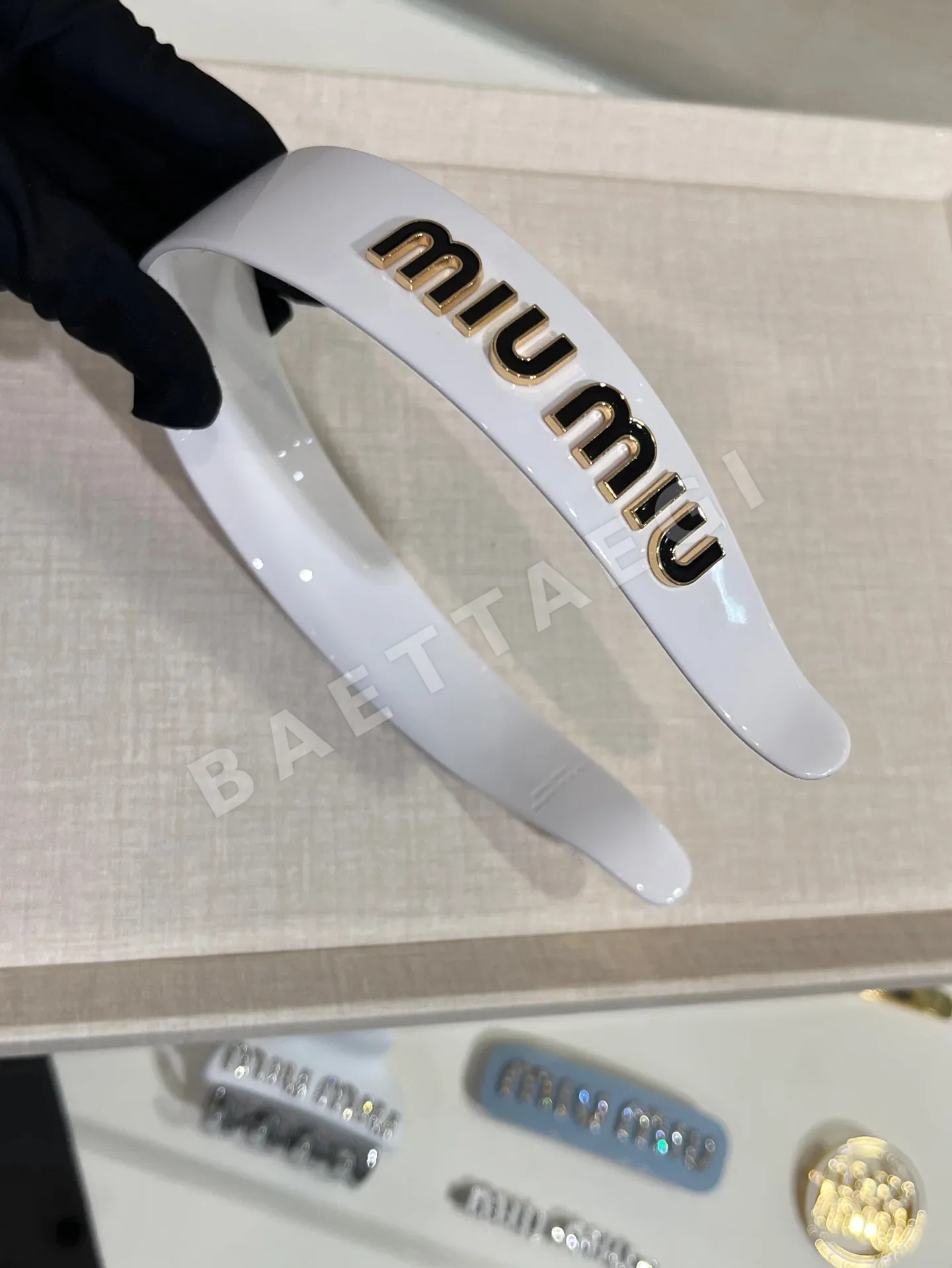 미우미우 화이트 에나멜 문자 아크릴 헤드밴드 상세 이미지 2