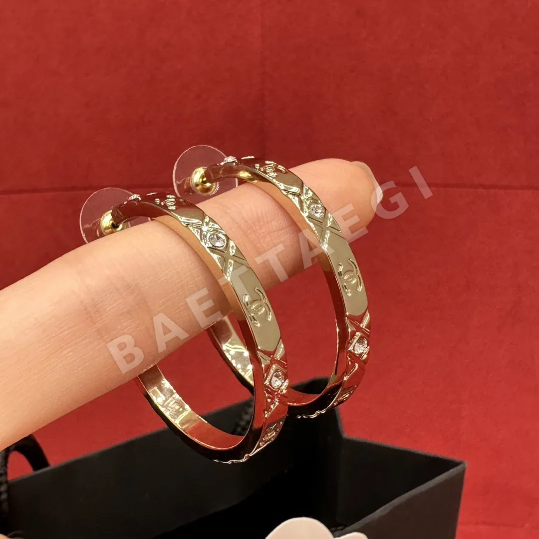 샤넬 다이아몬드 패턴 큐빅 후프 귀걸이 178676