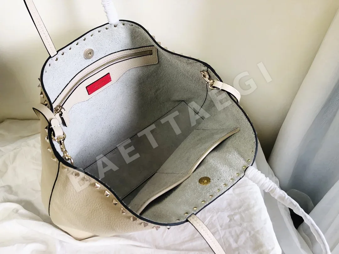 발렌티노 가라바니 락스터드 카프스킨 토트백 상세 이미지 6
