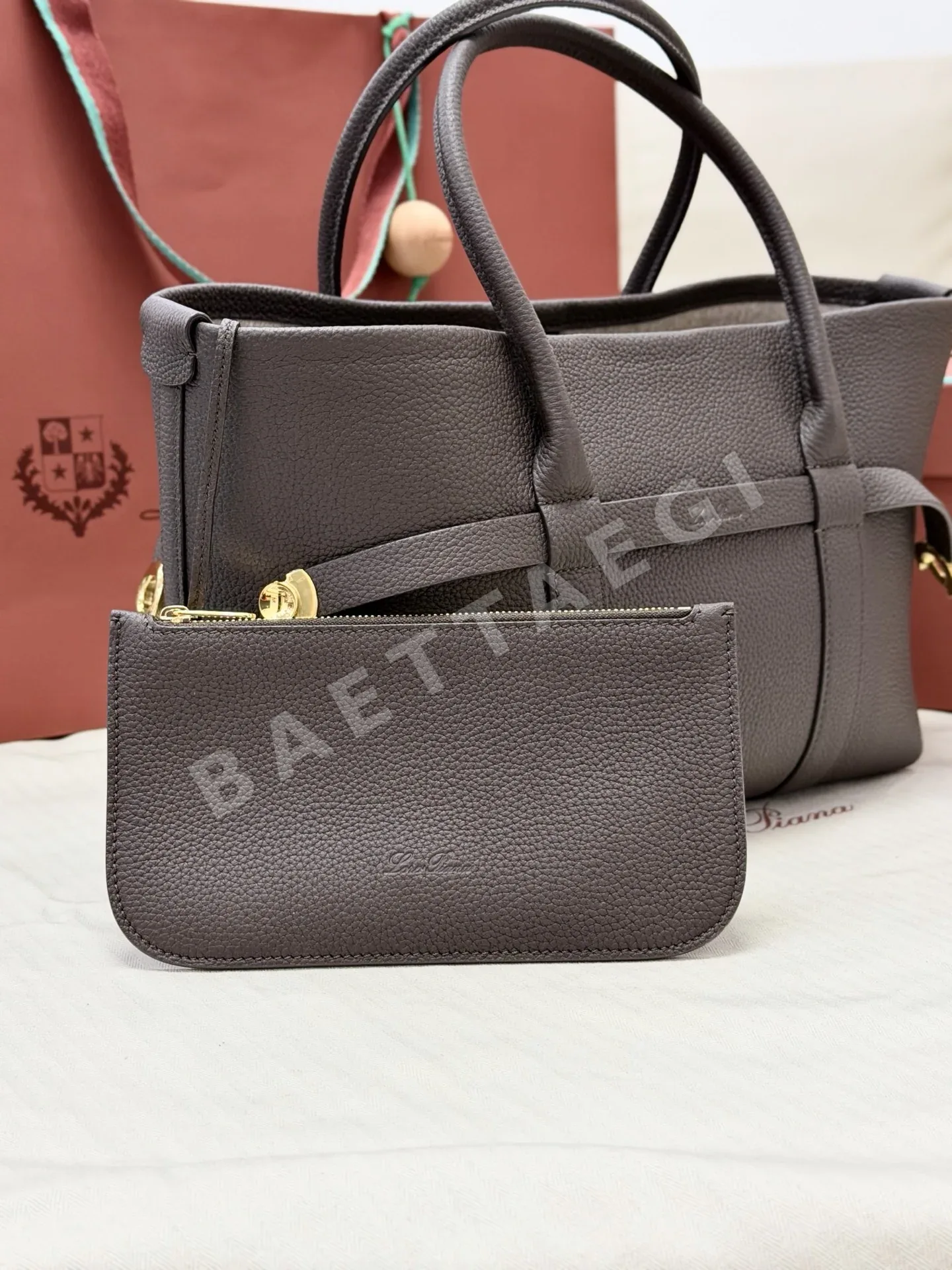 로로피아나 벨트 버클 가죽 쇼퍼백 상세 이미지 6