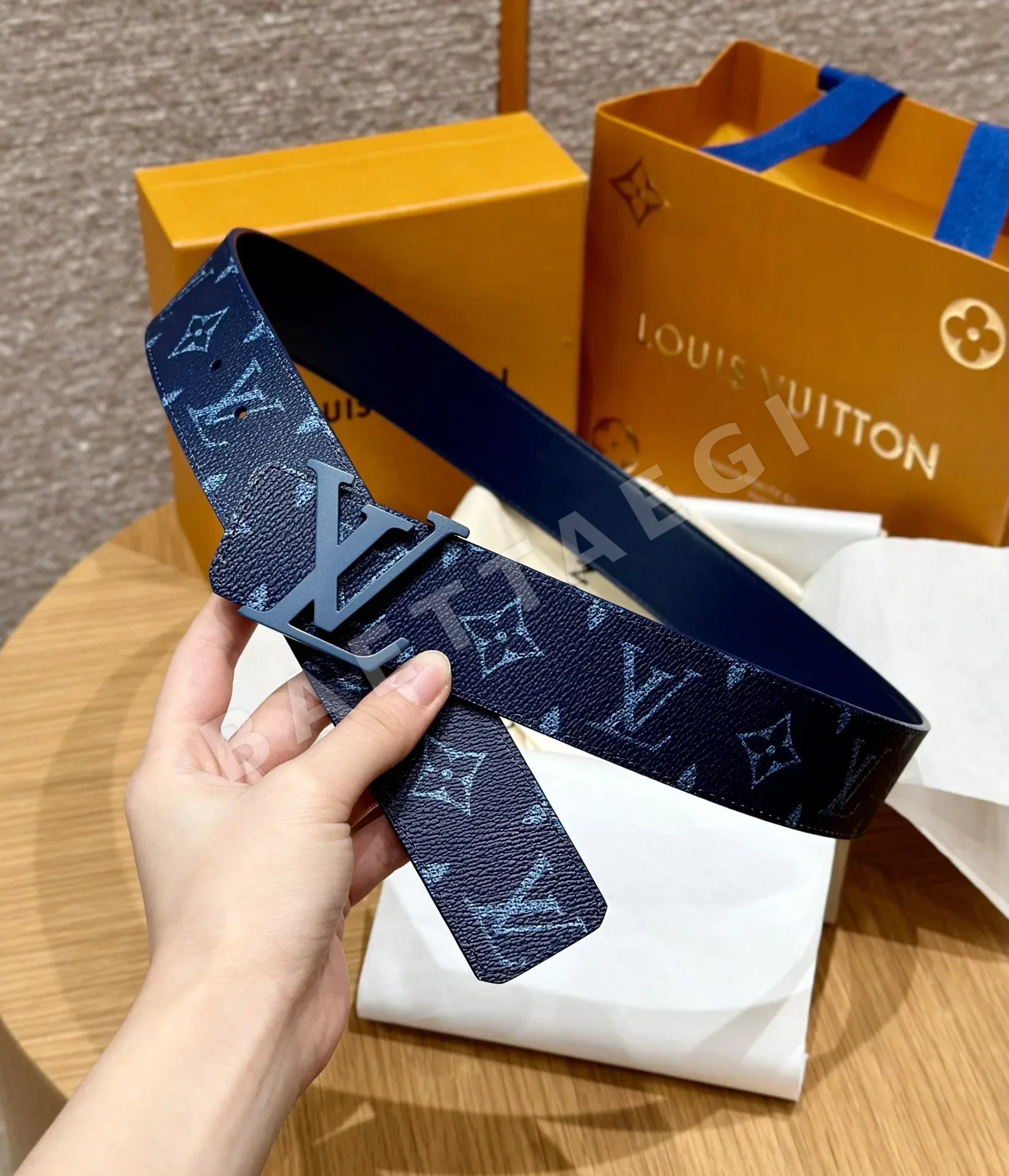 루이비통 클래식 모노그램 리버서블 벨트 상세 이미지 4
