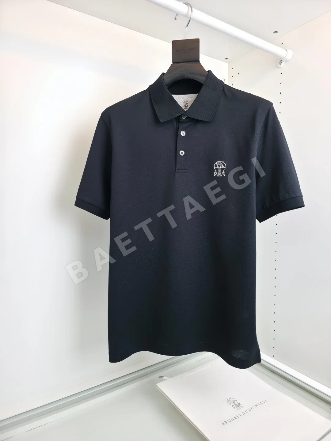 브루넬로쿠치넬리 자수 로고 클래식 2 버튼 남성 반팔 티셔츠 65766