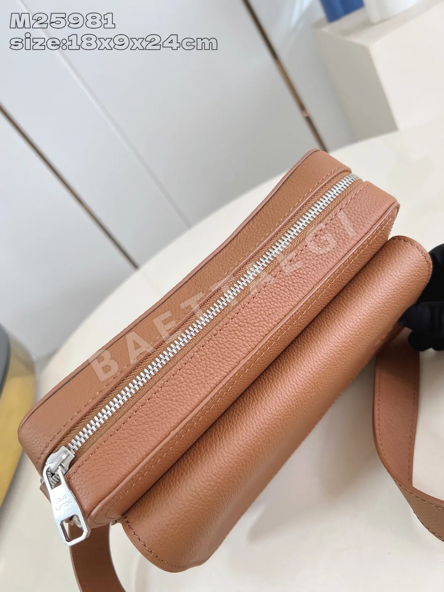 루이비통 M25981 보딩 메신저백 상세 이미지 6