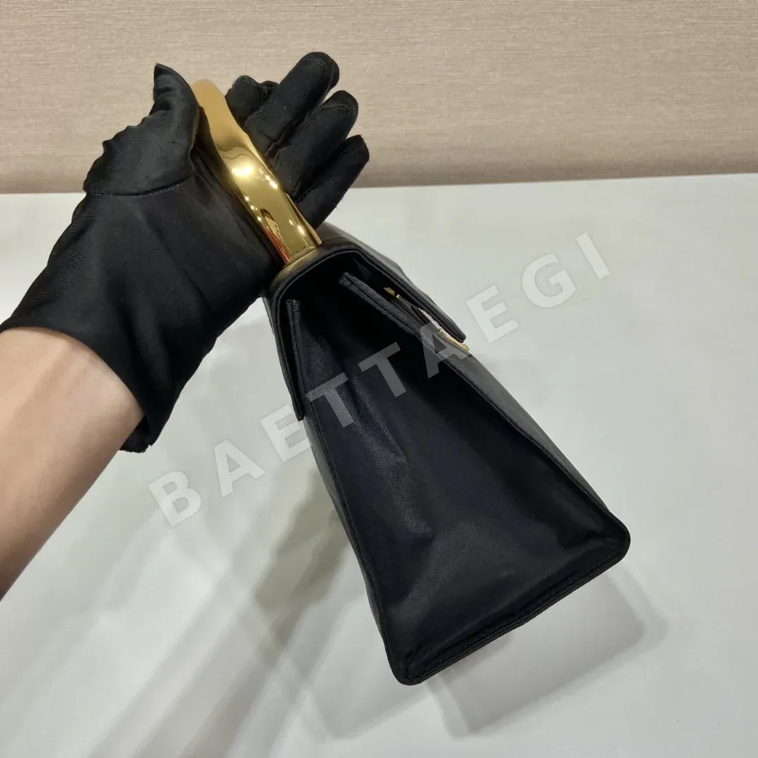 프라다 나일론 플랩 토트백 1BH608 상세 이미지 6