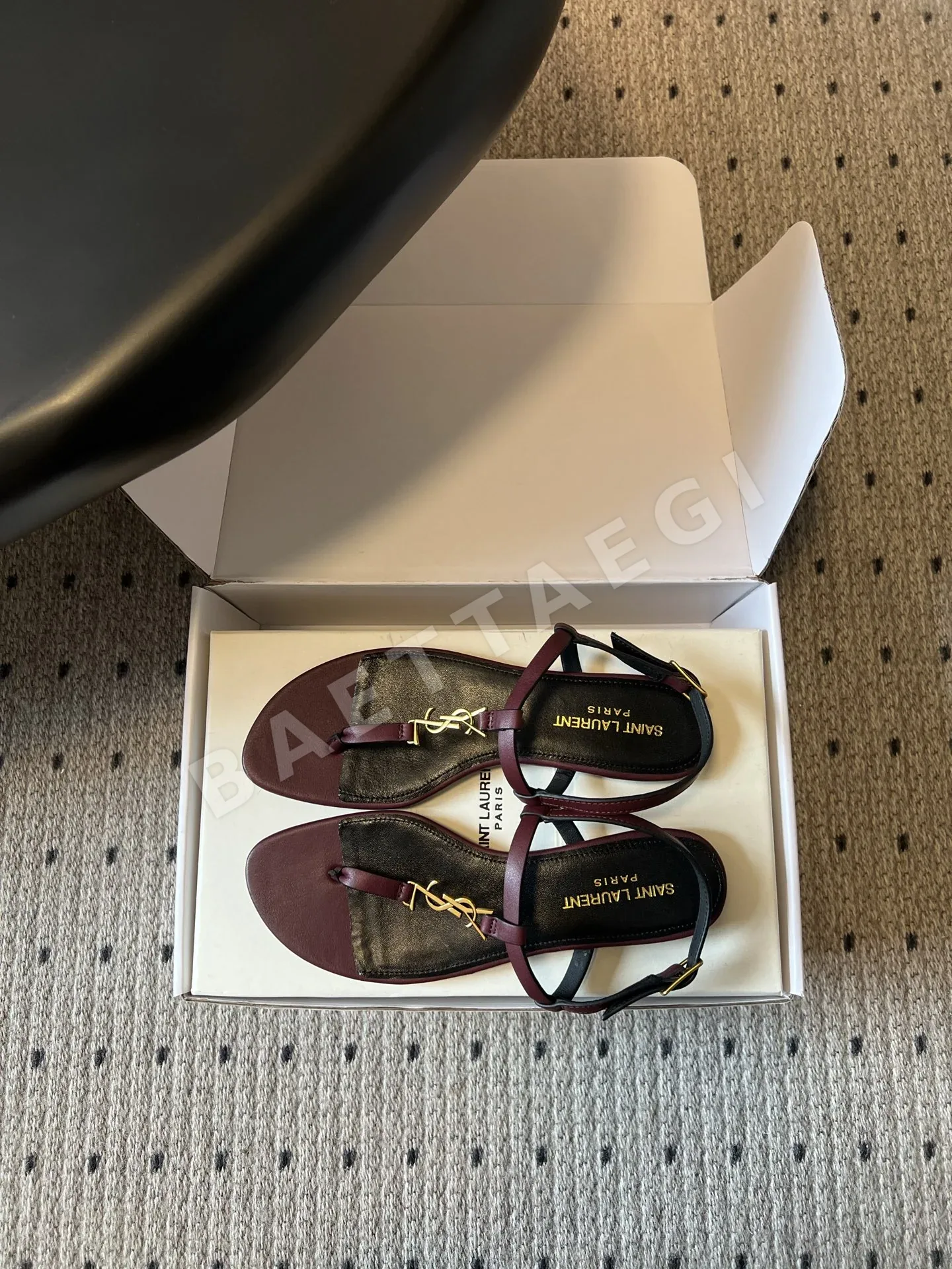 생로랑 YSL 버클 플립플랍 샌들 상세 이미지 6